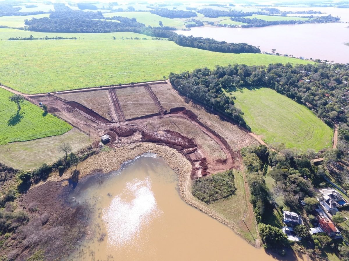 Vista aérea da obra do Barra Beach com o traçado das ruas já aberto junto ao lago