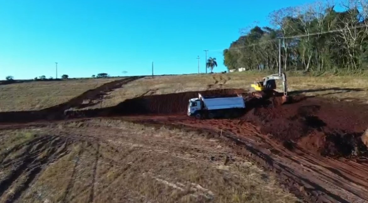 Caminhão carregando terra durante a abertura das ruas do condomínio
