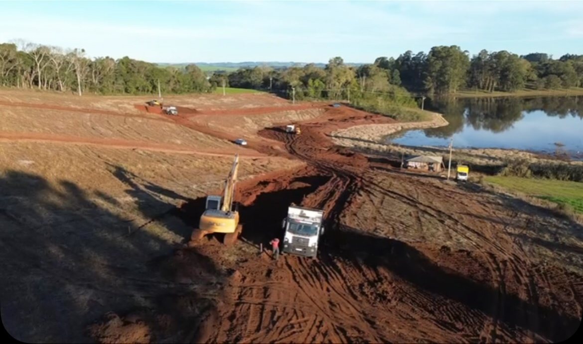 Máquinas e caminhões da própria empresa trabalhando na terraplanagem do condomínio