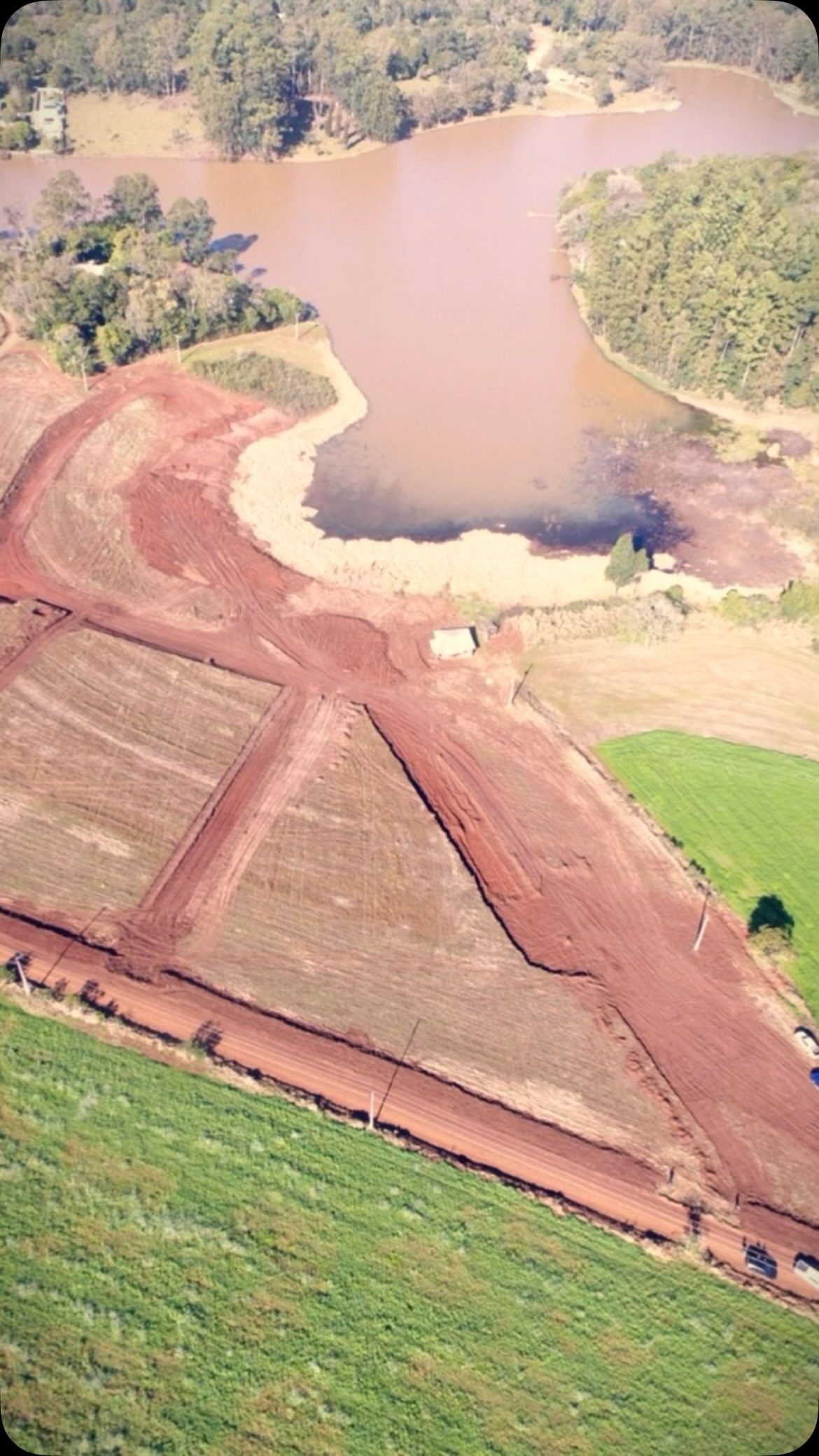 Margem do lago já preparada dentro da área do condomínio